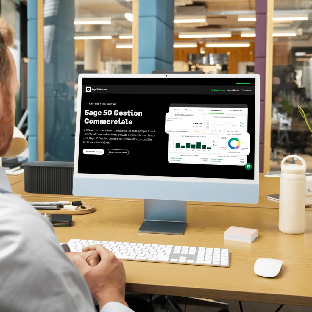 Un utilisateur consulte Sage 50 Gestion Commerciale sur son écran de bureau