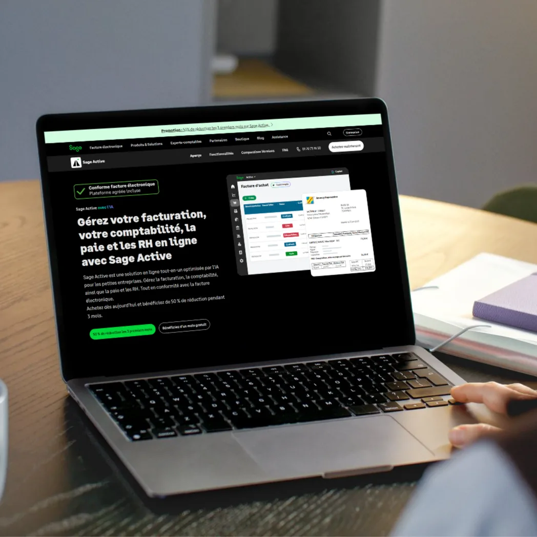 Un ordinateur portable affiche le site Sage Active sur un bureau en bois