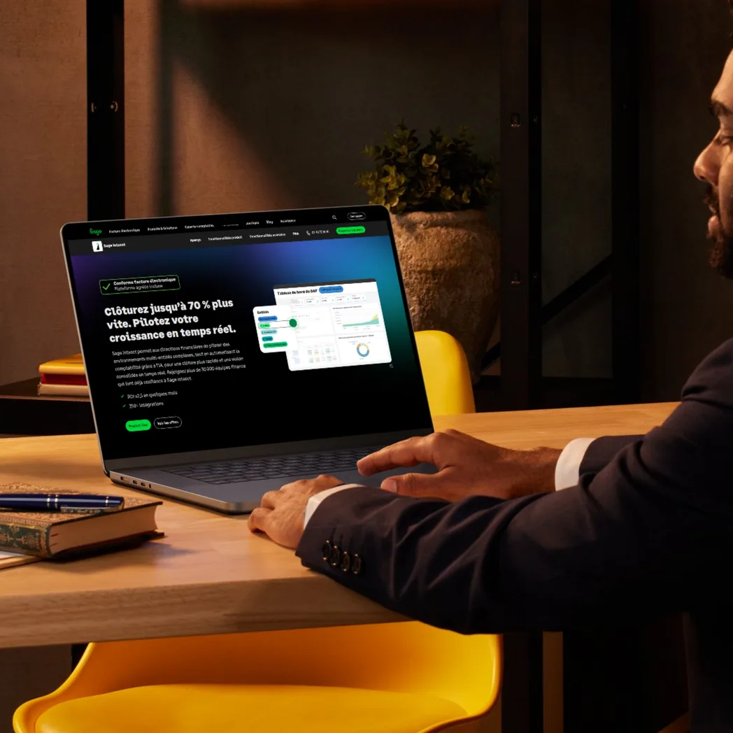 Un ordinateur portable affiche le site Sage Intacct sur un bureau